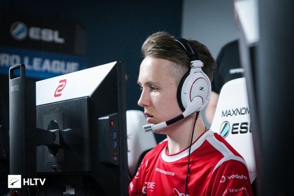 骗子利用 NiKo 的名字和深度伪造技术在YouTube上进行诈骗